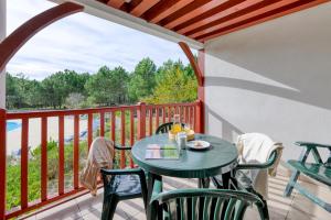 Ein Balkon oder eine Terrasse in der Unterkunft Résidence Pierre & Vacances Le Domaine de Gascogne