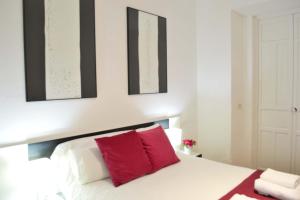 Łóżko lub łóżka w pokoju w obiekcie Casas y Patios de Sevilla