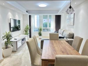 Televízia a/alebo spoločenská miestnosť v ubytovaní Rentaly Holidays Apartamento Playa Almeria