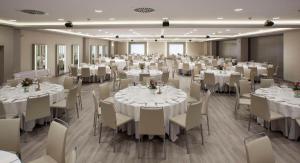 Reštaurácia alebo iné gastronomické zariadenie v ubytovaní NH Pamplona Iruña Park