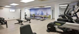 Posilňovňa alebo fitness centrum v ubytovaní NH Pamplona Iruña Park