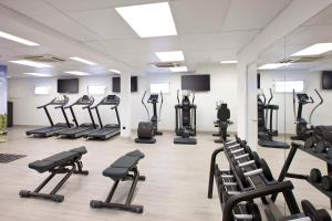 Posilňovňa alebo fitness centrum v ubytovaní NH Pamplona Iruña Park