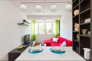 uma sala de estar com um sofá vermelho e toques verdes em Apartment Put Meja em Split