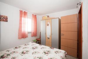 Un pat sau paturi într-o cameră la Apartments Vrgada