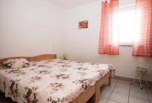 Postel nebo postele na pokoji v ubytování Apartments Vrgada