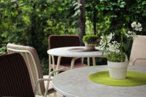 a table with a green plate and flowers on it at Vila Dunavski Raj in Golubac