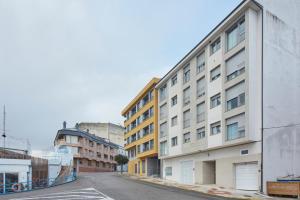 una calle vacía al lado de un edificio de apartamentos en Apartamento Porto Foz, en Foz