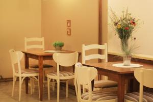a dining room with a table and chairs at Vila Dunavski Raj in Golubac