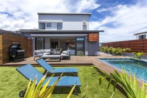 a house with a backyard with a swimming pool at VILLA BELLEVUE classée 5 Etoiles - 4 chambres - piscine chauffée proche de l'aéroport et du centre de St Denis in Sainte-Marie
