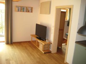 a living room with a television on a table at Ferienwohnung Ameis in Heiligenstadt