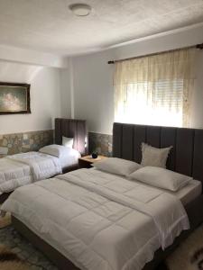 Postel nebo postele na pokoji v ubytování Geni Guest House
