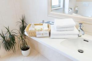 Koupelna v ubytování Unitas Hotel + 35 fotografií