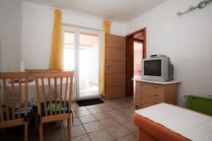 Televízia a/alebo spoločenská miestnosť v ubytovaní Apartments Vrgada