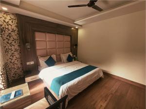 a bedroom with a bed and a ceiling fan at Hotel Wild Rose - Dalhousie in Dalhousie