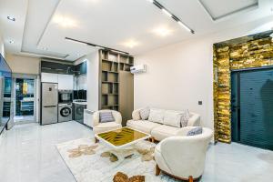 una sala de estar con un sofá y dos sillas en MAGNIUM Apartment in Nizami st, en Baku