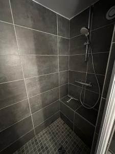 y baño con ducha y suelo de baldosa. en CHARAVEL, en Vienne