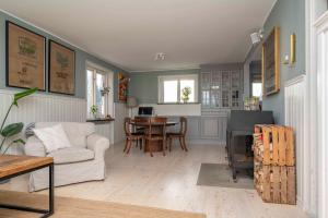 ein Wohnzimmer mit Couch und Tisch in der Unterkunft Family-Friendly Retreat Near beach, Malmö & Lund in Åkarp + 42 Fotos