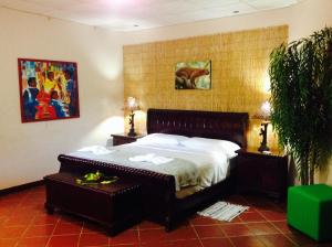 Casa Manglar Villa في بويرتو خيمينيز: غرفة نوم بسرير في غرفة