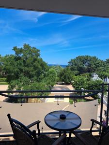 Ein Balkon oder eine Terrasse in der Unterkunft Strandhotel Prinz von Preussen