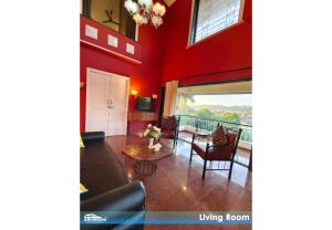 ロナバラにあるBoutique Sky Villas by 29 Bungalowのソファとテーブルのあるリビングルーム