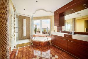 ein großes Badezimmer mit Badewanne und Waschbecken in der Unterkunft Strandhotel Prinz von Preussen in Zinnowitz