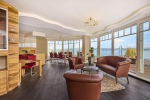 Ein Sitzbereich in der Unterkunft Strandhotel Prinz von Preussen
