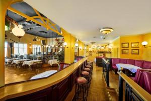 Ein Restaurant oder anderes Speiselokal in der Unterkunft Strandhotel Prinz von Preussen 