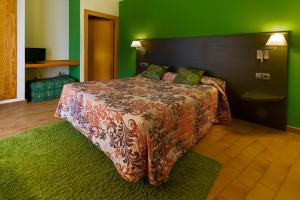 Una cama o camas en una habitación de Hotel Castillo de Ateca
