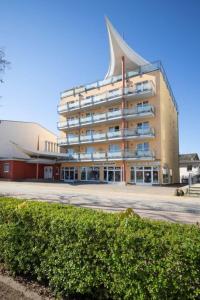 ein großes Gebäude mit spitzem Dach in der Unterkunft Strandhotel Prinz von Preussen in Zinnowitz