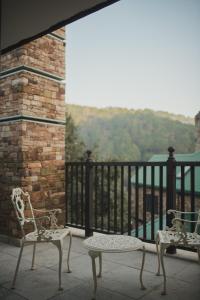Balkón nebo terasa v ubytování Brij Atmanya Bhowali, Nainital, A Luxury Mountain Escape