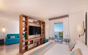 TV a/nebo společenská místnost v ubytování El Faro Hotel & Spa