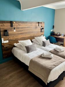Łóżko lub łóżka w pokoju w obiekcie Logis Hôtel de la Poste