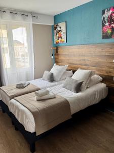 Łóżko lub łóżka w pokoju w obiekcie Logis Hôtel de la Poste