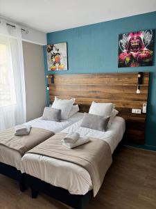 Łóżko lub łóżka w pokoju w obiekcie Logis Hôtel de la Poste