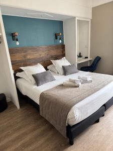 Łóżko lub łóżka w pokoju w obiekcie Logis Hôtel de la Poste