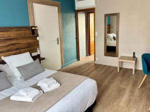 Łóżko lub łóżka w pokoju w obiekcie Logis Hôtel de la Poste