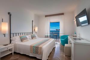Postel nebo postele na pokoji v ubytování El Faro Hotel & Spa