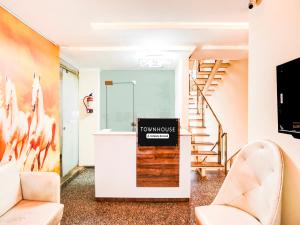TV a/nebo společenská místnost v ubytování Super Townhouse Pitampura West Enclave