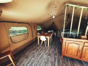 Camping des vignes的电视和/或娱乐中心