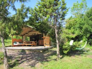 Camping des vignes外面的花园