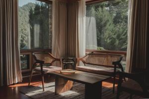 Posezení v ubytování Brij Atmanya Bhowali, Nainital, A Luxury Mountain Escape