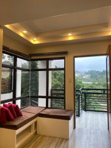 Μπαλκόνι ή βεράντα στο Mountain Sunctuary-F1 2 Bedroom with nature view +19 φωτογραφίες