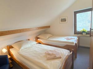 Ein Bett oder Betten in einem Zimmer der Unterkunft Ferienhäuser am Vogelpark - Boddenhaus 60