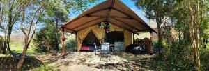 Camping des vignes外面的花园