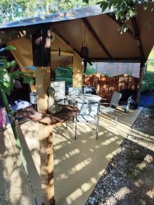 Camping des vignes外面的花园
