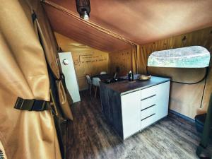 Camping des vignes的厨房或小厨房