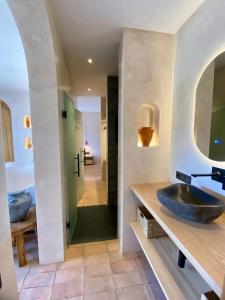 un baño con lavabo y espejo en Charming Bungalow in Tarifa with Garden, en Tarifa 44 fotos más