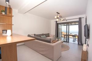 TV a/nebo společenská místnost v ubytování Gestema Luxury Residences
