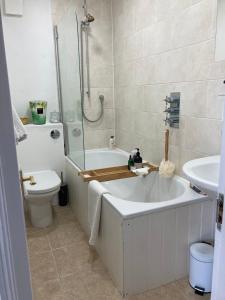 Bilik mandi di Pretty Putney flat close to the river
