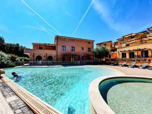 Bazén v ubytování La Pergola al Cavo 9 nebo v jeho okolí